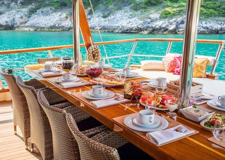 teknede -yemek-gocek-rudder-yachting